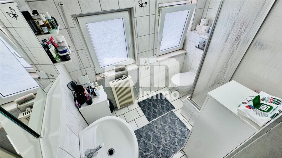 Modernisierte Doppelhaushälte mit Dachterrasse + 2 Garagen und großzügigem Platzangebot - DG Bad / Dusche